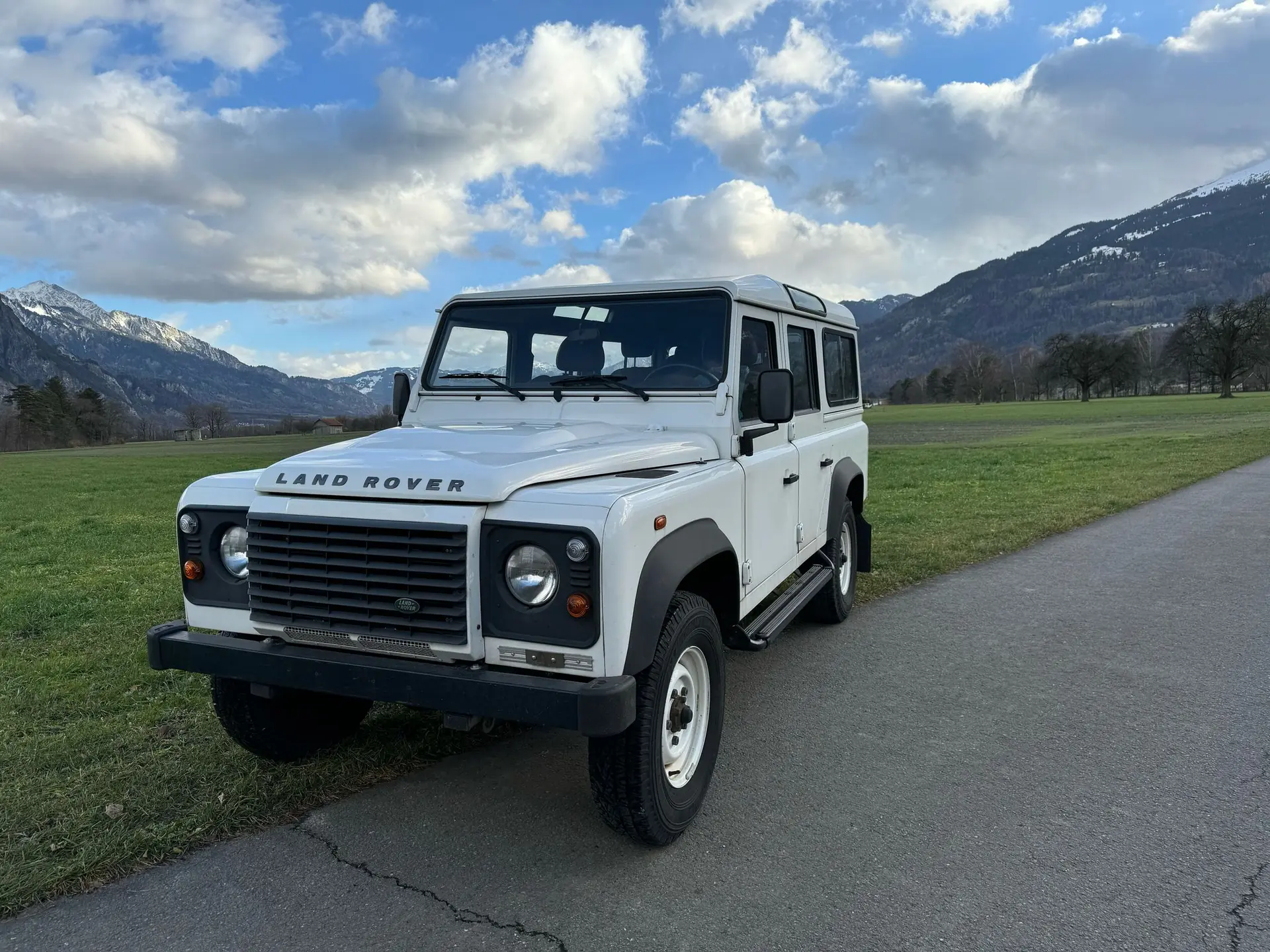 Land Rover Defender 110 TD4 — Légende 4x4 diesel, kilométrage exceptionnel — vista esterna