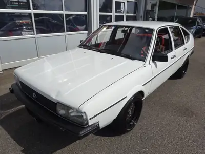 VW Passat 1981 — Berline classique essence, parfait état et châssis rabaissé — exterior view