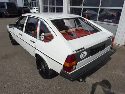 VW Passat 1981 — Berline classique essence, parfait état et châssis rabaissé — side view