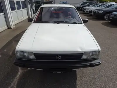 VW Passat 1981 — Berline classique essence, parfait état et châssis rabaissé — dashboard