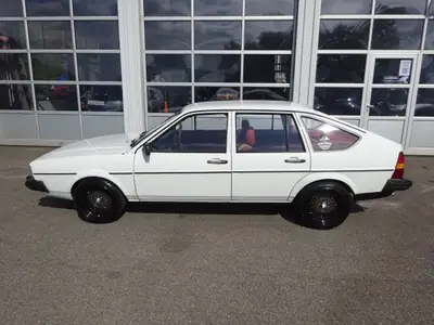 VW Passat 1981 — Berline classique essence, parfait état et châssis rabaissé — detail