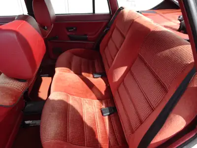 VW Passat 1981 — Berline classique essence, parfait état et châssis rabaissé — Thumbnail 9