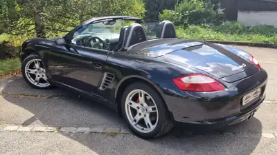 Porsche 718 Boxster S 3.2 — Roadster sportif iconique, seulement 55'078 km — Heckansicht