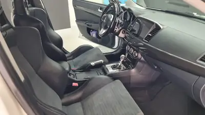 Mitsubishi Lancer Evo X MR — Berline sportive 295 ch, historique complet — tableau de bord