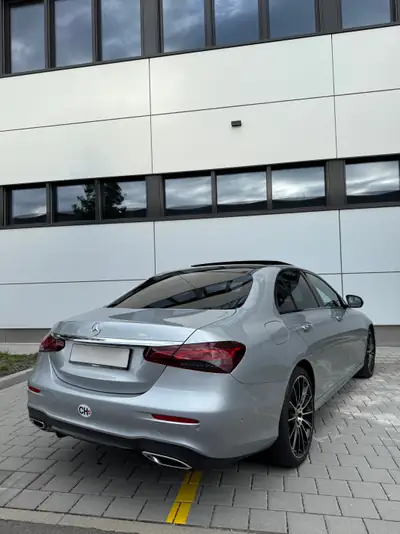 Mercedes-Benz E 220 d AMG Line — Berline premium diesel 4x4, 42'000 km seulement — Heckansicht