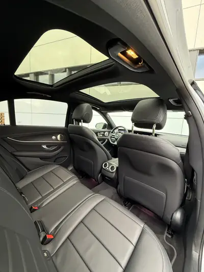 Mercedes-Benz E 220 d AMG Line — Berline premium diesel 4x4, 42'000 km seulement — Detail