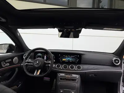 Mercedes-Benz E 220 d AMG Line — Berline premium diesel 4x4, 42'000 km seulement — Innenraum