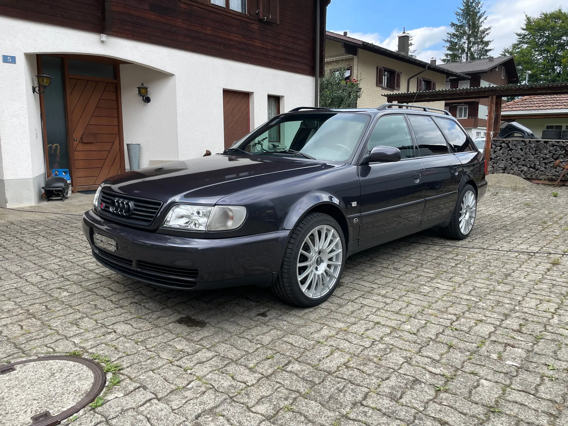 Audi S6 quattro 4.2 plus — Berline sportive des années 90, 326 ch et transmission manuelle — Außenansicht
