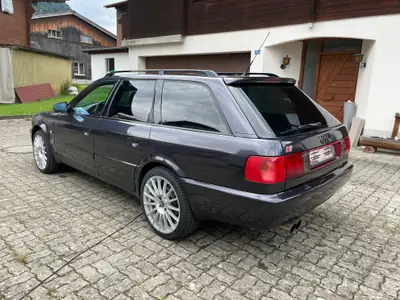 Audi S6 quattro 4.2 plus — Berline sportive des années 90, 326 ch et transmission manuelle — Seitenansicht