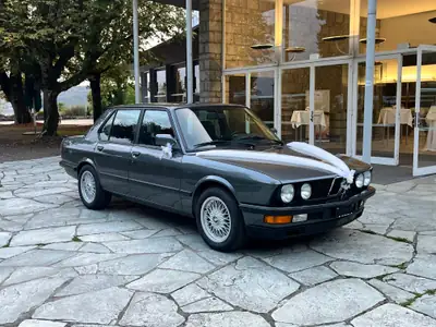 BMW 520i Edition 1988 — Berline classique avec homologation véhicule ancien — Außenansicht