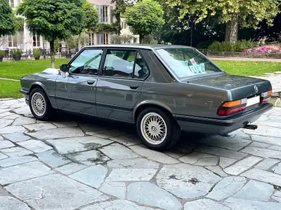 BMW 520i Edition 1988 — Berline classique avec homologation véhicule ancien — Seitenansicht