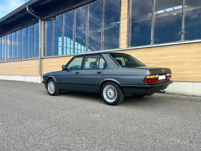 BMW 520i Edition 1988 — Berline classique avec homologation véhicule ancien — Innenraum