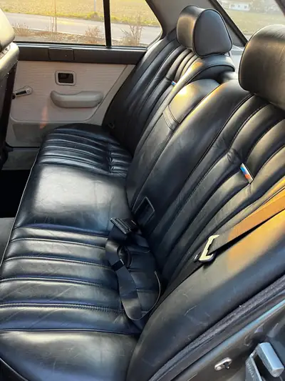 BMW 520i Edition 1988 — Berline classique avec homologation véhicule ancien — Detail