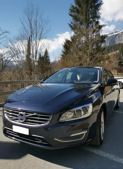 Volvo V60 D6 Twin Engine AWD — Hybride rechargeable, break familial premium — exterior view