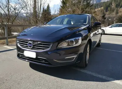 Volvo V60 D6 Twin Engine AWD — Hybride rechargeable, break familial premium — side view