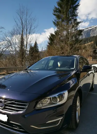 Volvo V60 D6 Twin Engine AWD — Hybride rechargeable, break familial premium — dashboard