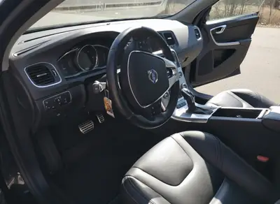 Volvo V60 D6 Twin Engine AWD — Hybride rechargeable, break familial premium — Thumbnail 9
