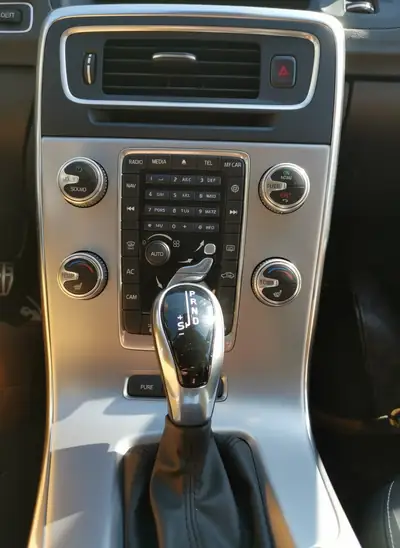 Volvo V60 D6 Twin Engine AWD — Hybride rechargeable, break familial premium — Thumbnail 10