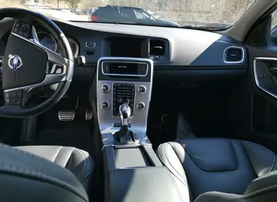 Volvo V60 D6 Twin Engine AWD — Hybride rechargeable, break familial premium — Thumbnail 12
