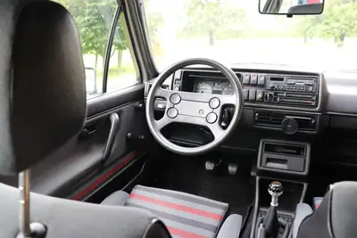 VW Golf 1800 GTI 1987 — Légende sportive des années 80, moteur 112 ch — Miniatur 19