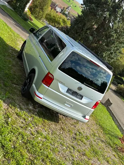 VW T6 Caravelle — Minibus 9 places diesel, idéal famille et professionnels — rear view