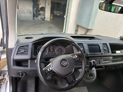 VW T6 Caravelle — Minibus 9 places diesel, idéal famille et professionnels — dashboard
