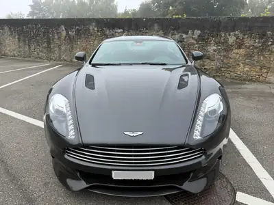 Aston Martin V12 Vanquish — Coupé sport britannique d'exception, 574 ch, 56'000 km — rear view