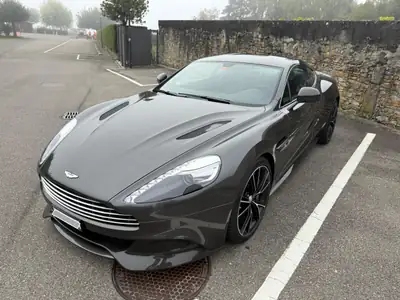 Aston Martin V12 Vanquish — Coupé sport britannique d'exception, 574 ch, 56'000 km — side view