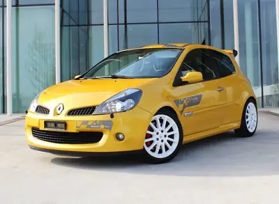 Renault Clio 2.0 16V Sport F1 Team — Édition collector jaune Sirius, motorisation 197 ch — vue extérieure