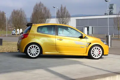 Renault Clio 2.0 16V Sport F1 Team — Édition collector jaune Sirius, motorisation 197 ch — côté