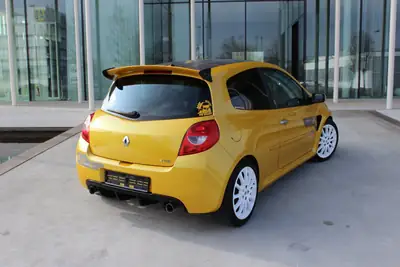 Renault Clio 2.0 16V Sport F1 Team — Édition collector jaune Sirius, motorisation 197 ch — arrière