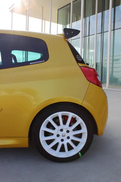 Renault Clio 2.0 16V Sport F1 Team — Édition collector jaune Sirius, motorisation 197 ch — détail