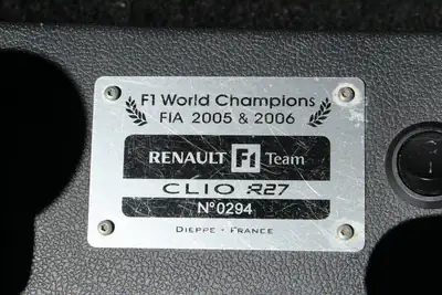 Renault Clio 2.0 16V Sport F1 Team — Édition collector jaune Sirius, motorisation 197 ch — Miniature 9