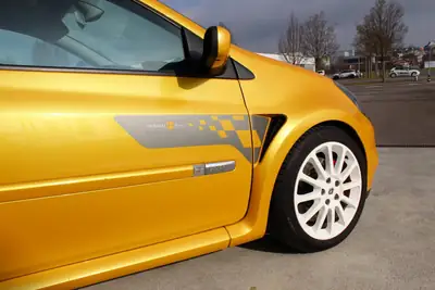 Renault Clio 2.0 16V Sport F1 Team — Édition collector jaune Sirius, motorisation 197 ch — Miniature 12