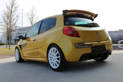 Renault Clio 2.0 16V Sport F1 Team — Édition collector jaune Sirius, motorisation 197 ch — Miniature 11