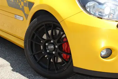 Renault Clio 2.0 16V Sport F1 Team — Édition collector jaune Sirius, motorisation 197 ch — Miniature 13