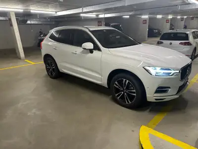 Volvo XC60 T8 eAWD Momentum — Hybride rechargeable premium, 85000 km, services gratuits — côté