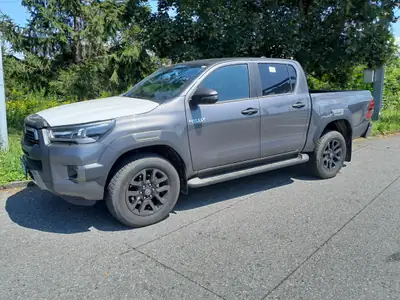 Toyota HI-LUX Invincible 2.8 Diesel 4×4 — Pick-up robuste neuf, attelage 3,5 t inclus — exterior view