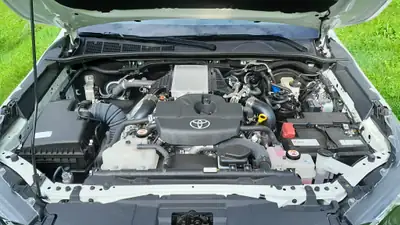 Toyota HI-LUX Invincible 2.8 Diesel 4×4 — Pick-up robuste neuf, attelage 3,5 t inclus — detail