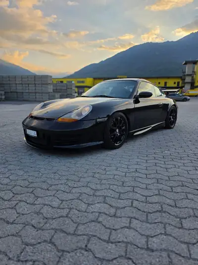 Porsche 911 GT3 2000 — Légendaire coupé sport, 360 ch et boîte manuelle — fianco