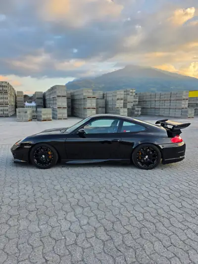 Porsche 911 GT3 2000 — Légendaire coupé sport, 360 ch et boîte manuelle — vista posteriore