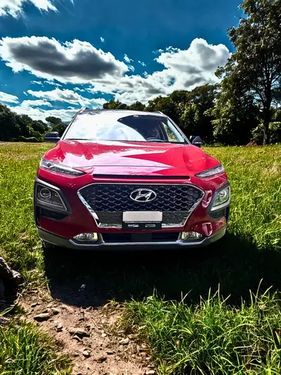 Hyundai Kona 1.6 GDi HEV Vertex — SUV compact hybride, 15'000 km seulement — côté