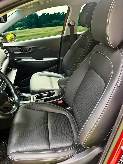 Hyundai Kona 1.6 GDi HEV Vertex — SUV compact hybride, 15'000 km seulement — intérieur