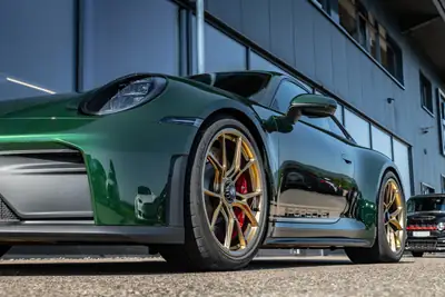 Porsche 911 Carrera GT3 PDK Touring 2026 — Performance brute et élégance verte — Thumbnail 11