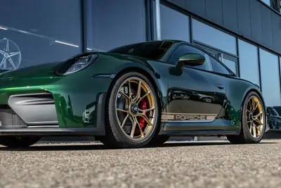 Porsche 911 Carrera GT3 PDK Touring 2026 — Performance brute et élégance verte — Thumbnail 12