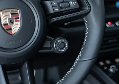 Porsche 911 Carrera GT3 PDK Touring 2026 — Performance brute et élégance verte — Thumbnail 28
