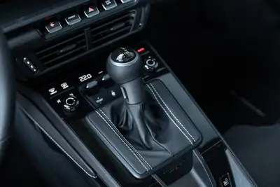Porsche 911 Carrera GT3 PDK Touring 2026 — Performance brute et élégance verte — Thumbnail 29
