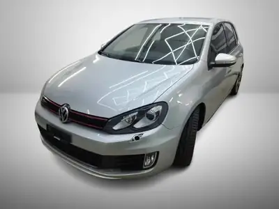 VW Golf 2.0 TSI GTI — Sportive performante, 211 ch et boîte manuelle — vista esterna