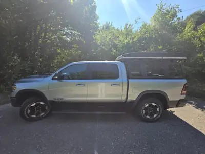 Dodge Ram 1500 Rebel — V8 HEMI eTorque, pick-up musclé 4x4 prestige — vista posteriore