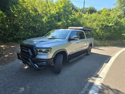 Dodge Ram 1500 Rebel — V8 HEMI eTorque, pick-up musclé 4x4 prestige — fianco